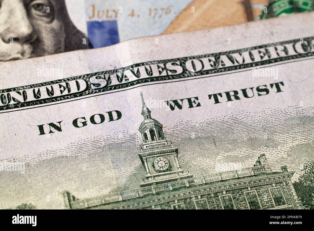 Gros plan extrême d'une centaine de factures. Macro. Monnaie papier américaine. Un projet de loi de $100 sur lequel nous nous concentrons dans Dieu nous avons confiance. Gros plan sur les billets AMÉRICAINS. Économie d'entreprise Banque D'Images