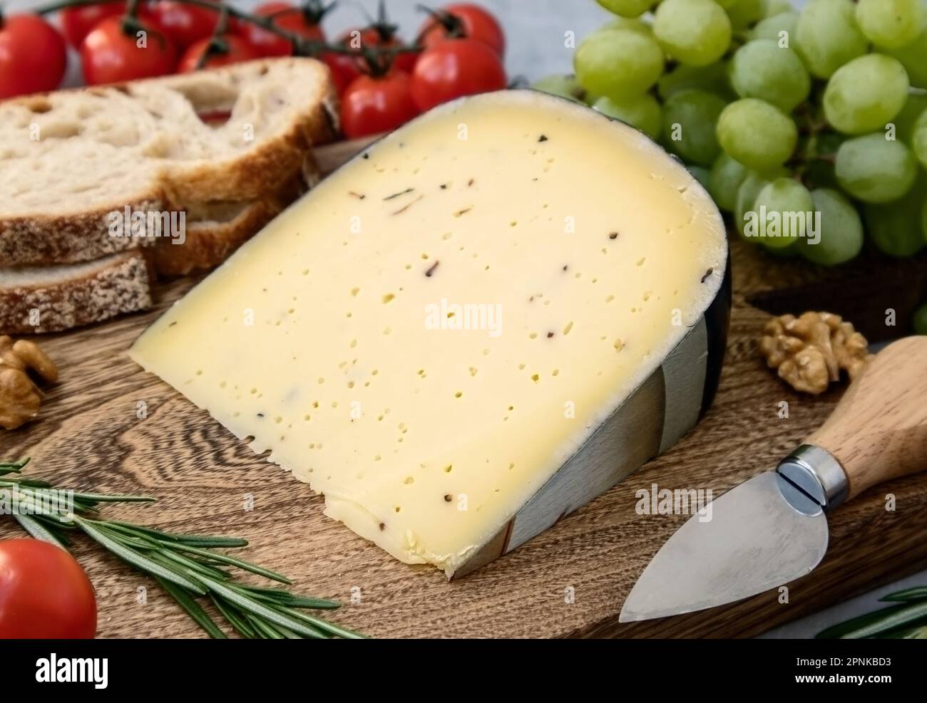а morceau de fromage à la truffe sur une planche à découper Banque D'Images
