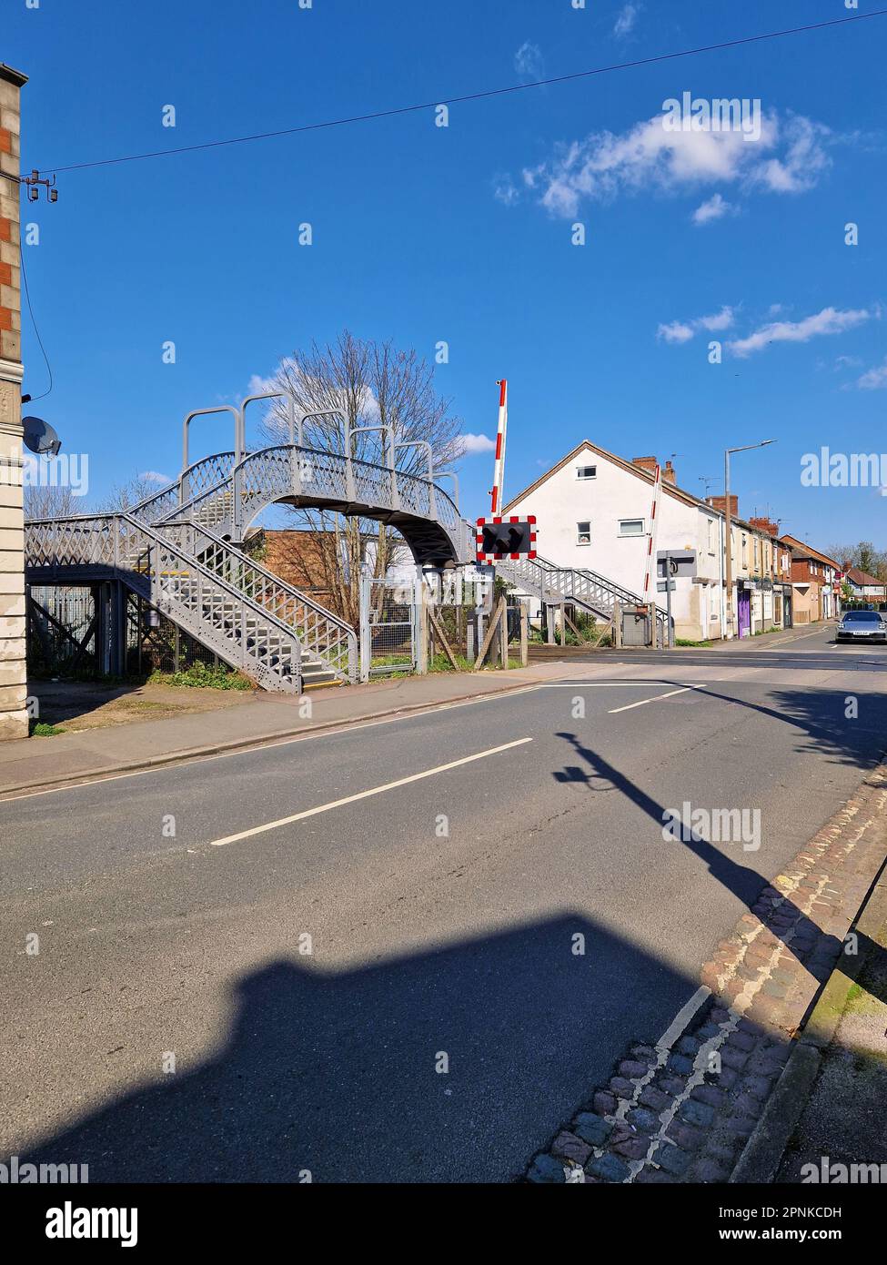 Ancienne passerelle en fer forgé au-dessus d'un passage à niveau ferroviaire à long Eaton, Derbyshire, Royaume-Uni Banque D'Images