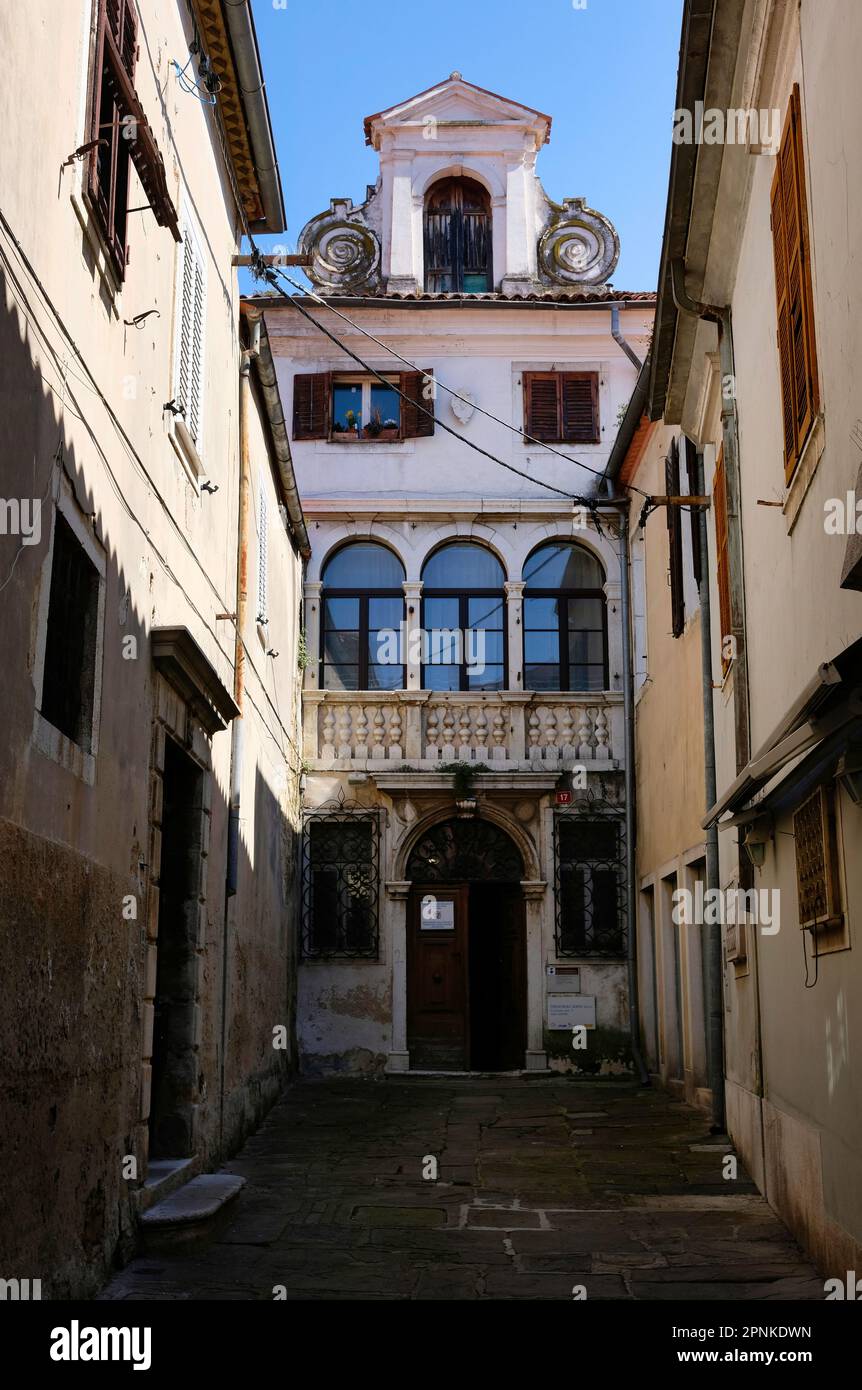 Les palais caractéristiques, et les rues étroites de la belle ville de Koper en Slovénie. Banque D'Images