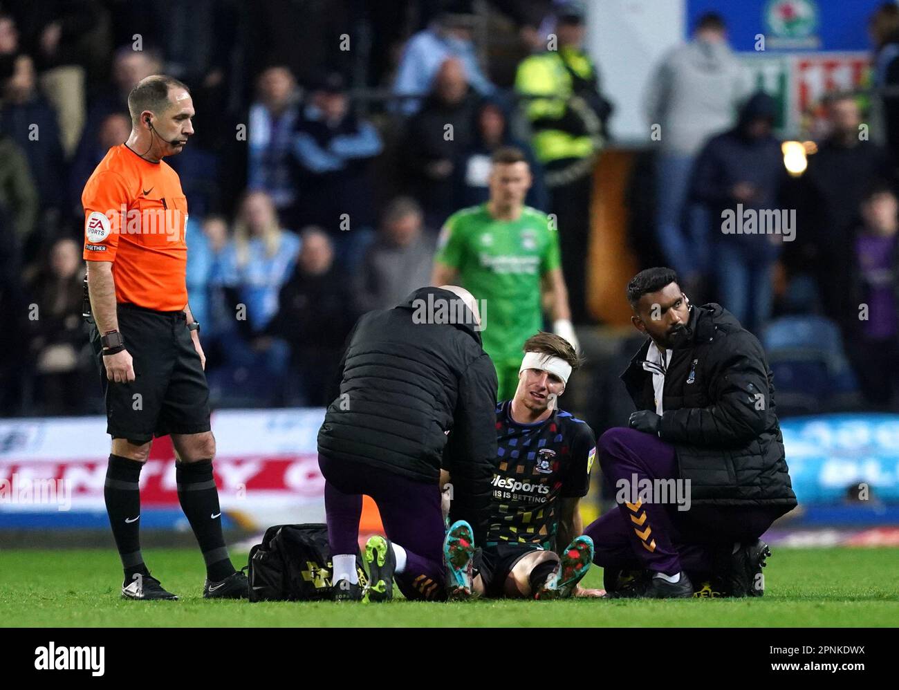 Ben Sheaf de Coventry City reçoit un traitement pour une blessure lors du match du championnat Sky Bet à Ewood Park, Blackburn. Date de la photo: Mercredi 19 avril 2023. Banque D'Images