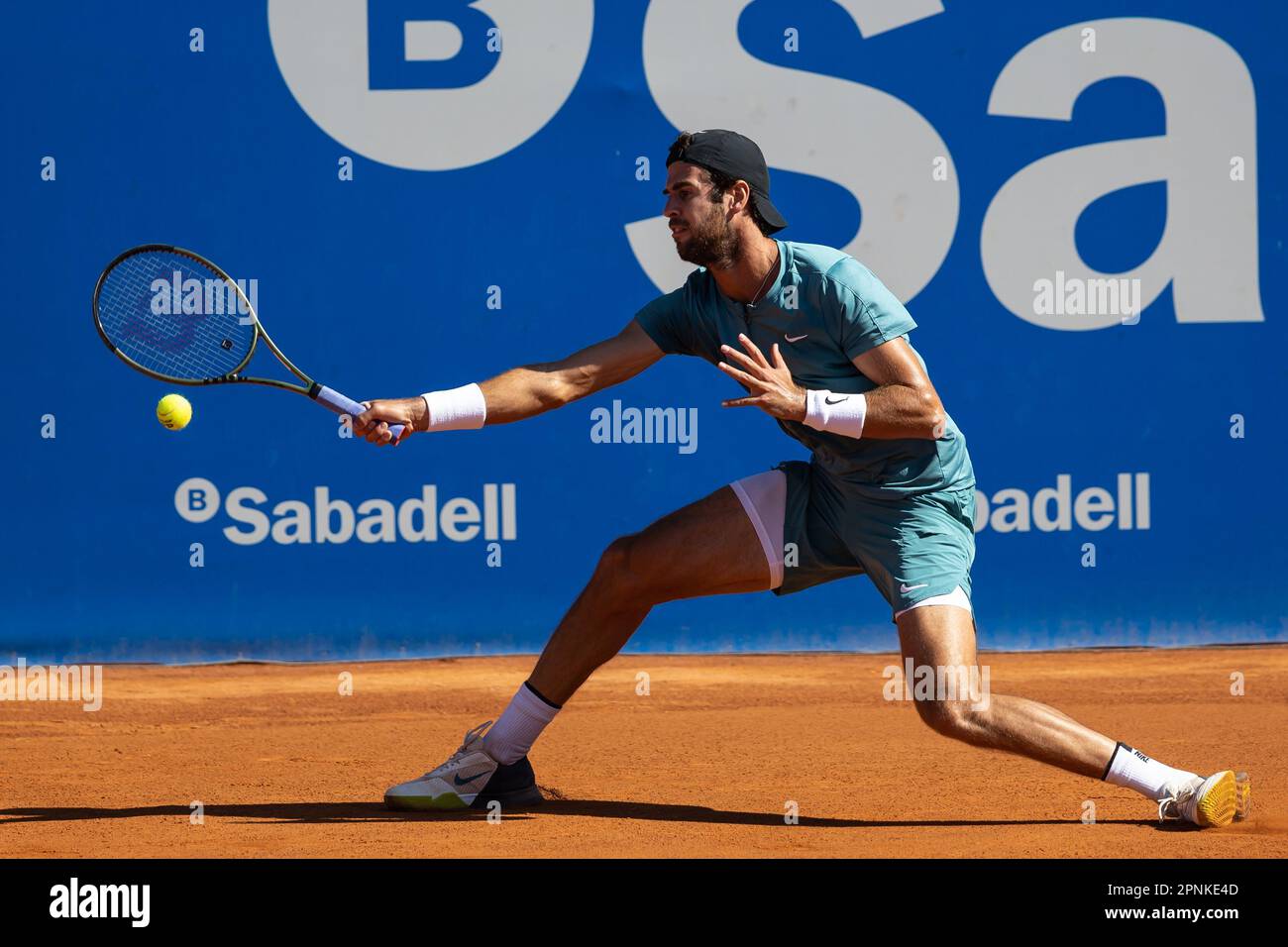 BARCELONE, ESPAGNE - AVRIL 19: Karen Jachanov pendant le match de Barcelone de Banc Sabadell 70 Trofeo Conde Godo contre Nicolas Jarry au Real Club de Tenis Barcelone sur 19 avril 2023 à Barcelone, Espagne Banque D'Images