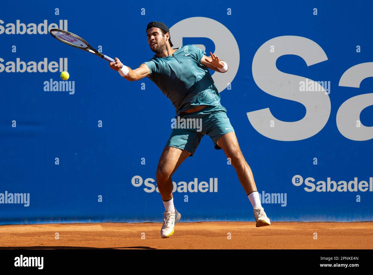 BARCELONE, ESPAGNE - AVRIL 19: Karen Jachanov pendant le match de Barcelone de Banc Sabadell 70 Trofeo Conde Godo contre Nicolas Jarry au Real Club de Tenis Barcelone sur 19 avril 2023 à Barcelone, Espagne Banque D'Images