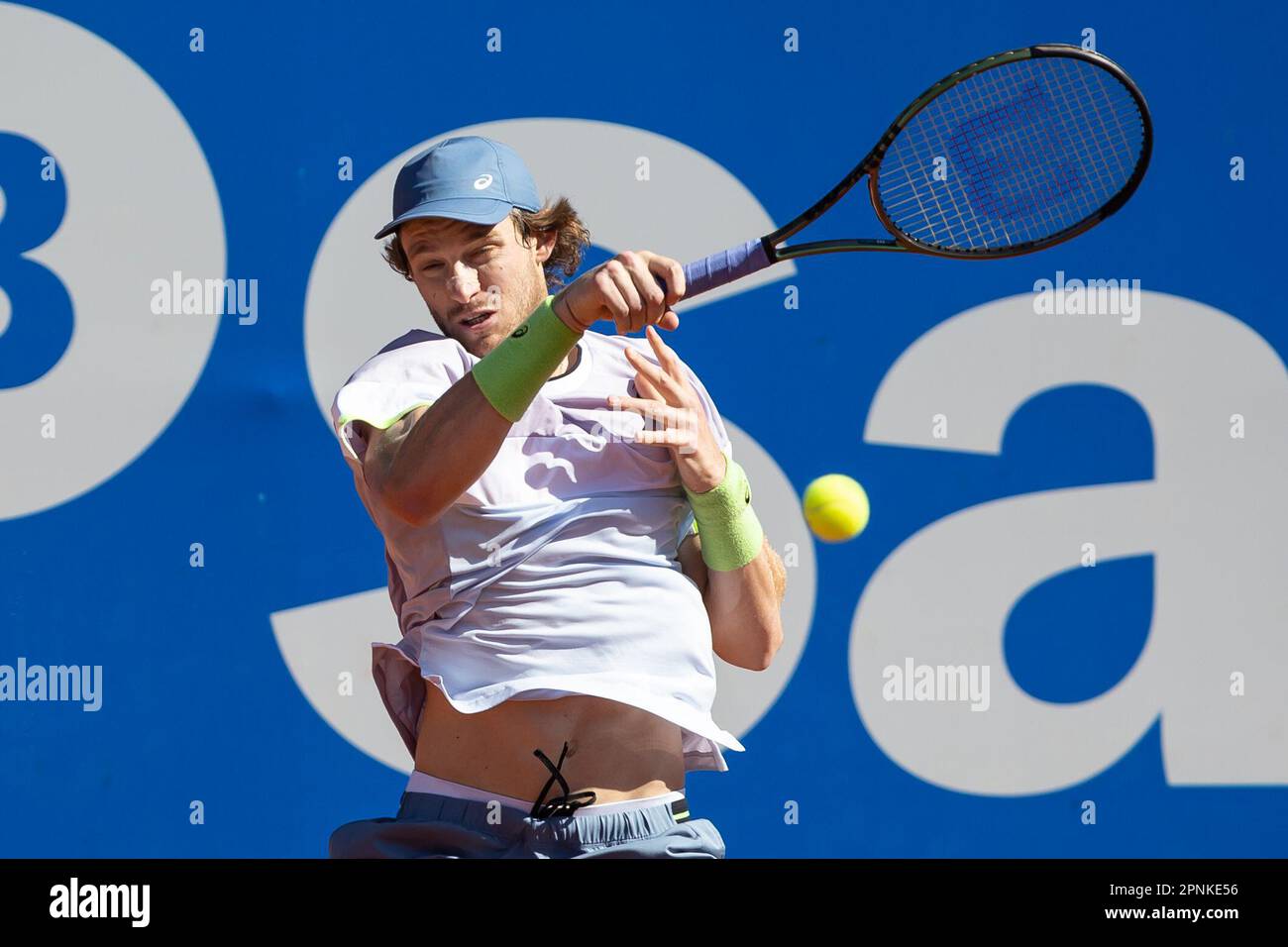 BARCELONE, ESPAGNE - AVRIL 19: Nicolas Jarry lors de l'Open de Barcelone Banc Sabadell 70 Trofeo Conde Godo jeu contre Karen Jachanov au Real Club de Tenis Barcelone sur 19 avril 2023 à Barcelone, Espagne Banque D'Images