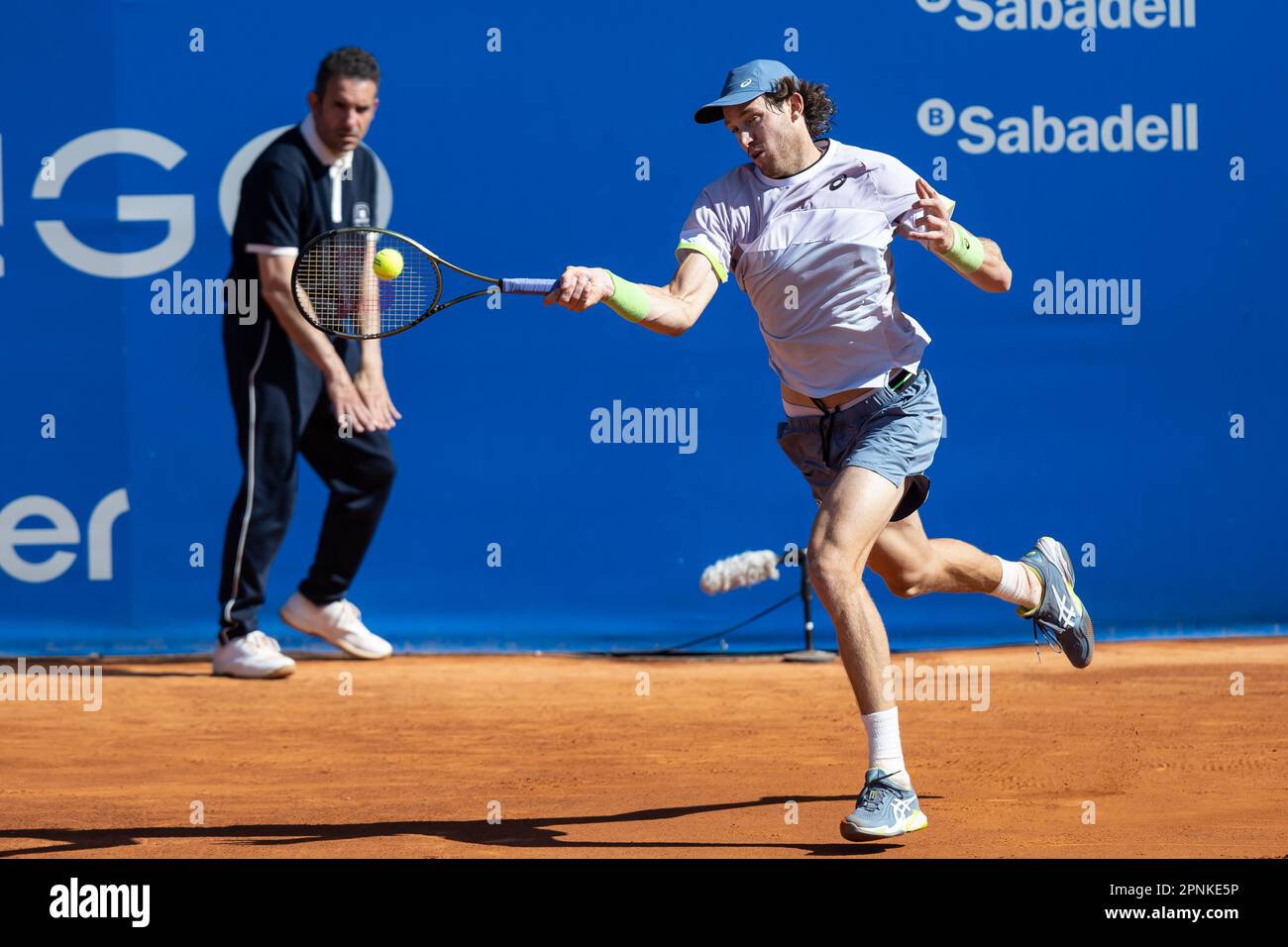 BARCELONE, ESPAGNE - AVRIL 19: Nicolas Jarry lors de l'Open de Barcelone Banc Sabadell 70 Trofeo Conde Godo jeu contre Karen Jachanov au Real Club de Tenis Barcelone sur 19 avril 2023 à Barcelone, Espagne Banque D'Images