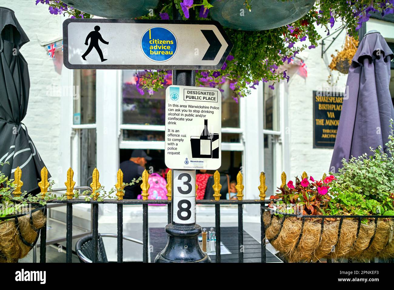 Avis de police britannique interdisant la consommation d'alcool dans la rue à Stratford-upon-Avon, Angleterre Banque D'Images