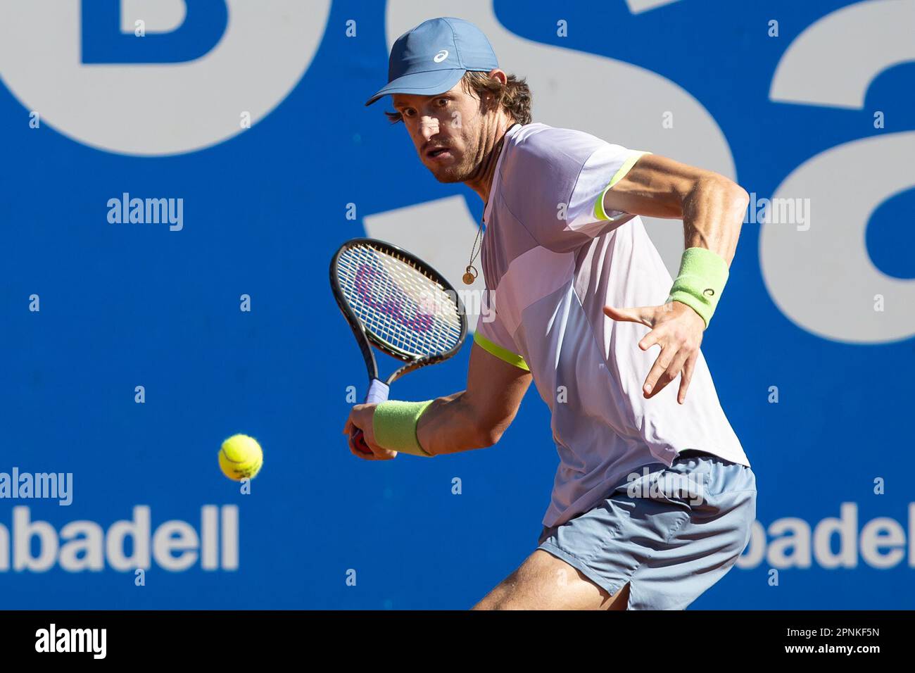 Barcelone, Espagne. 19th avril 2023. BARCELONE, ESPAGNE - AVRIL 19: .Nicolas Jarry pendant l'Open de Barcelone Banc Sabadell 70 Trofeo Conde Godo jeu contre Karen Jachanov au Real Club de Tenis Barcelone sur 19 avril 2023 à Barcelone, Espagne (Credit image: © Gerard Franco/DAX via ZUMA Press Wire) USAGE ÉDITORIAL SEULEMENT! Non destiné À un usage commercial ! Banque D'Images