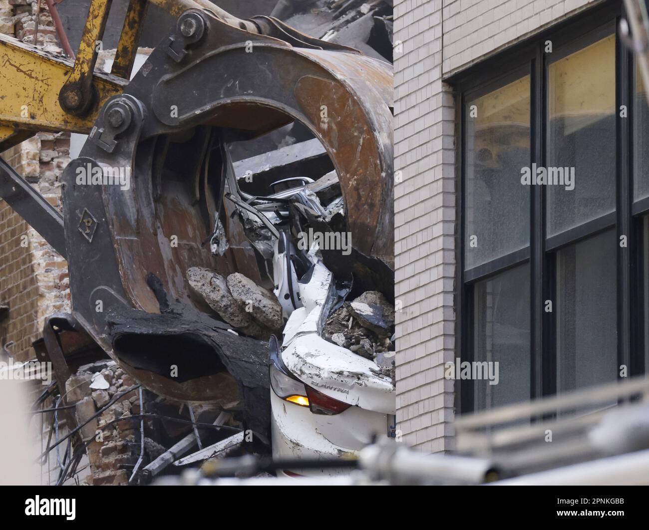 New York, États-Unis. 19th avril 2023. Les ouvriers et les pompiers de la FDNY tirent les voitures des restes d'un garage de quatre étages qui s'est effondré mardi à Lower Manhattan mardi laissant un mort, cinq blessés et des voitures des dizaines de voitures distroyées à New York mercredi, 19 avril 2023 photo par John Angelillo/UPI crédit: UPI/Alamy Live News Banque D'Images