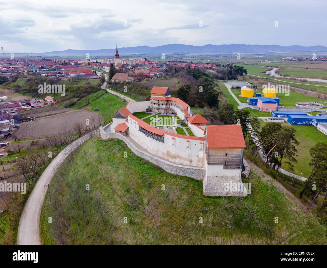 Photographie aérienne de l'avant-poste médiéval de Feldioara, situé dans le comté de Brasov, Roumanie. La photographie a été prise à partir d'un drone avec un niveau de caméra Banque D'Images