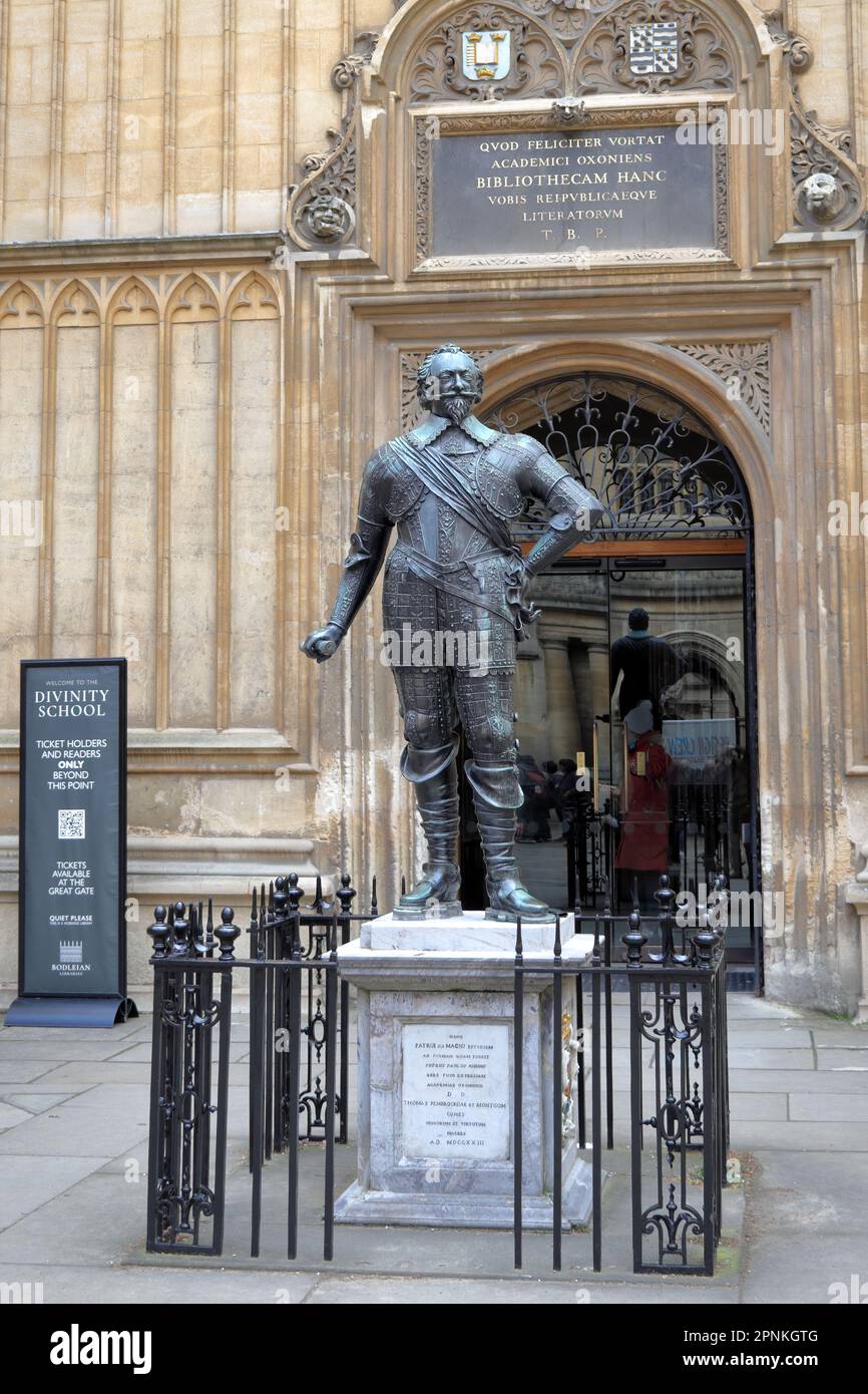 Statue de bronze de William Herbert, 3rd comte de Pembroke (1580–1630) devant l'entrée principale de la bibliothèque Old Bodleian Banque D'Images