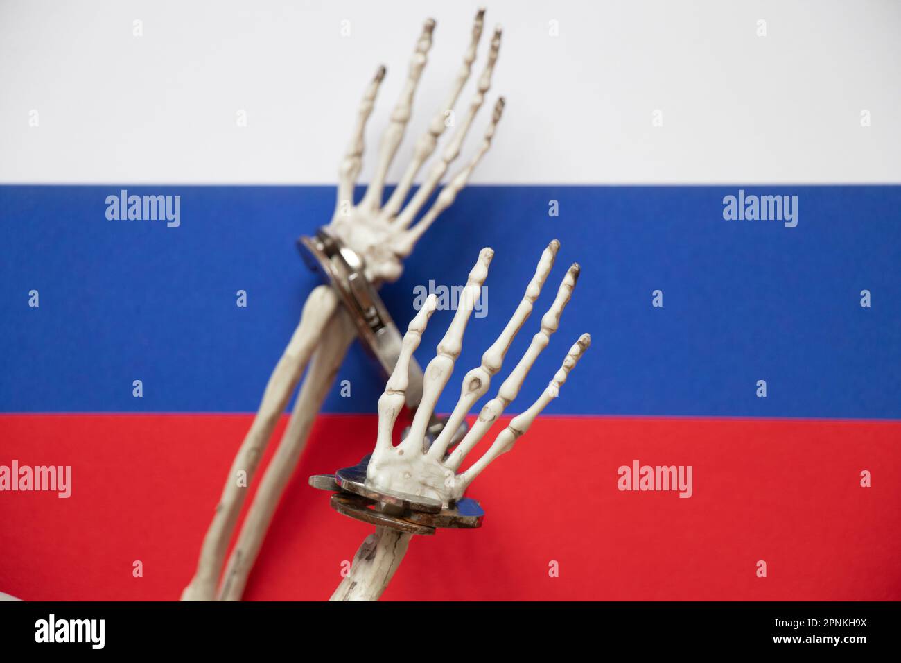 Squelette mains dans les menottes sur les drapeaux de la Russie, la loi et la justice Banque D'Images