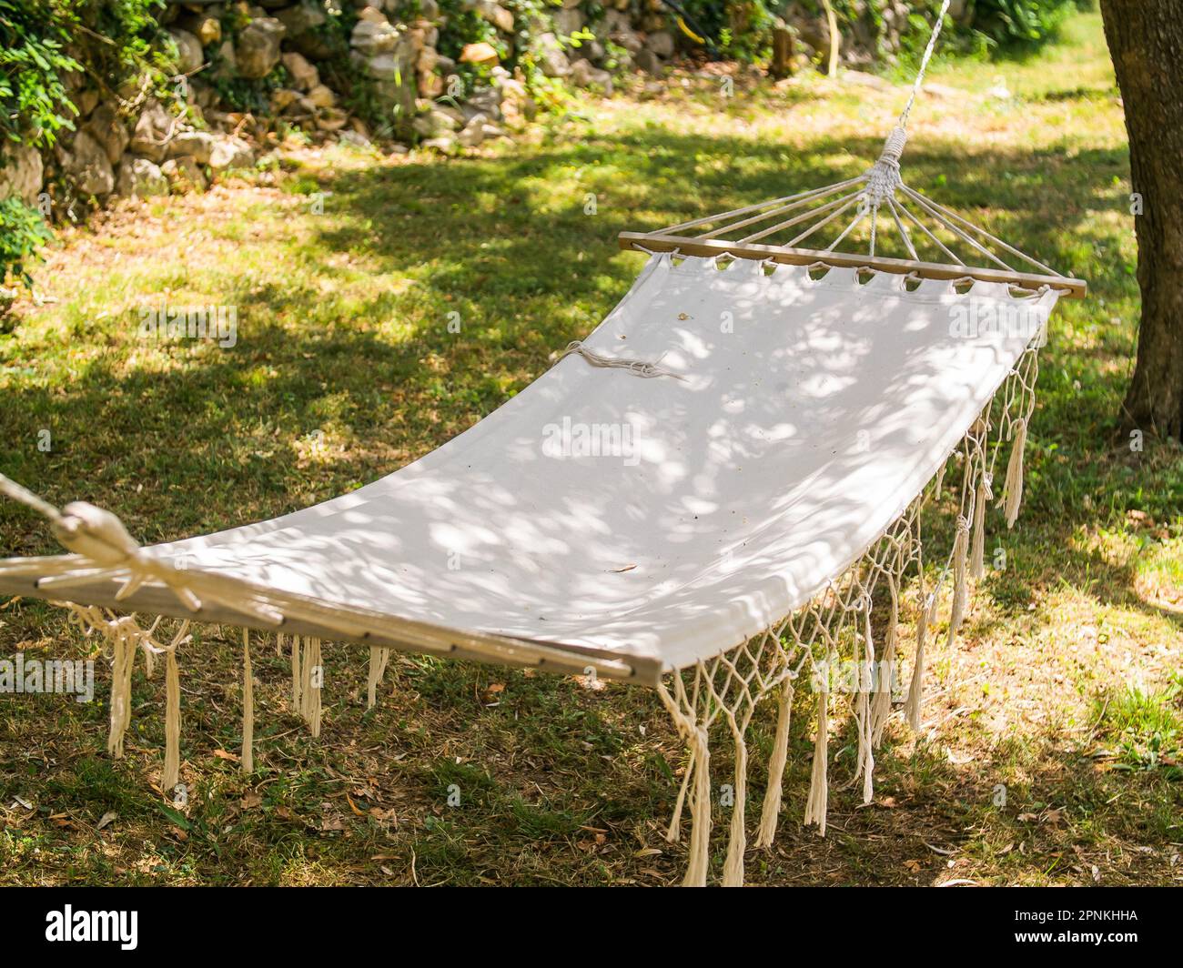 Jardin d'été avec hamac suspendu pour la détente - concept de cottagecore  et village Photo Stock - Alamy