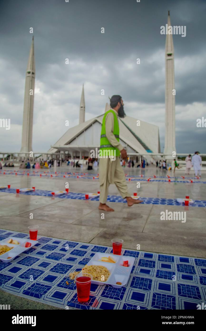 Mosquée Fayçal (Masjid) arrangement de Ramzan pour la distribution des personnes à l'époque des 29th derniers Roza Iftar. Islamabad, capitale Pakistan - 19 avril 202 Banque D'Images