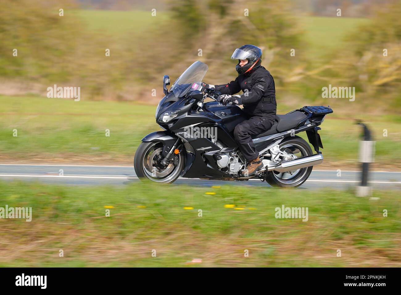 Le motocycliste se rend au Squires Cafe Bar sur le B1222 à Newthorpe près de Sherburn-in-Elmet, North Yorkshire, Royaume-Uni Banque D'Images