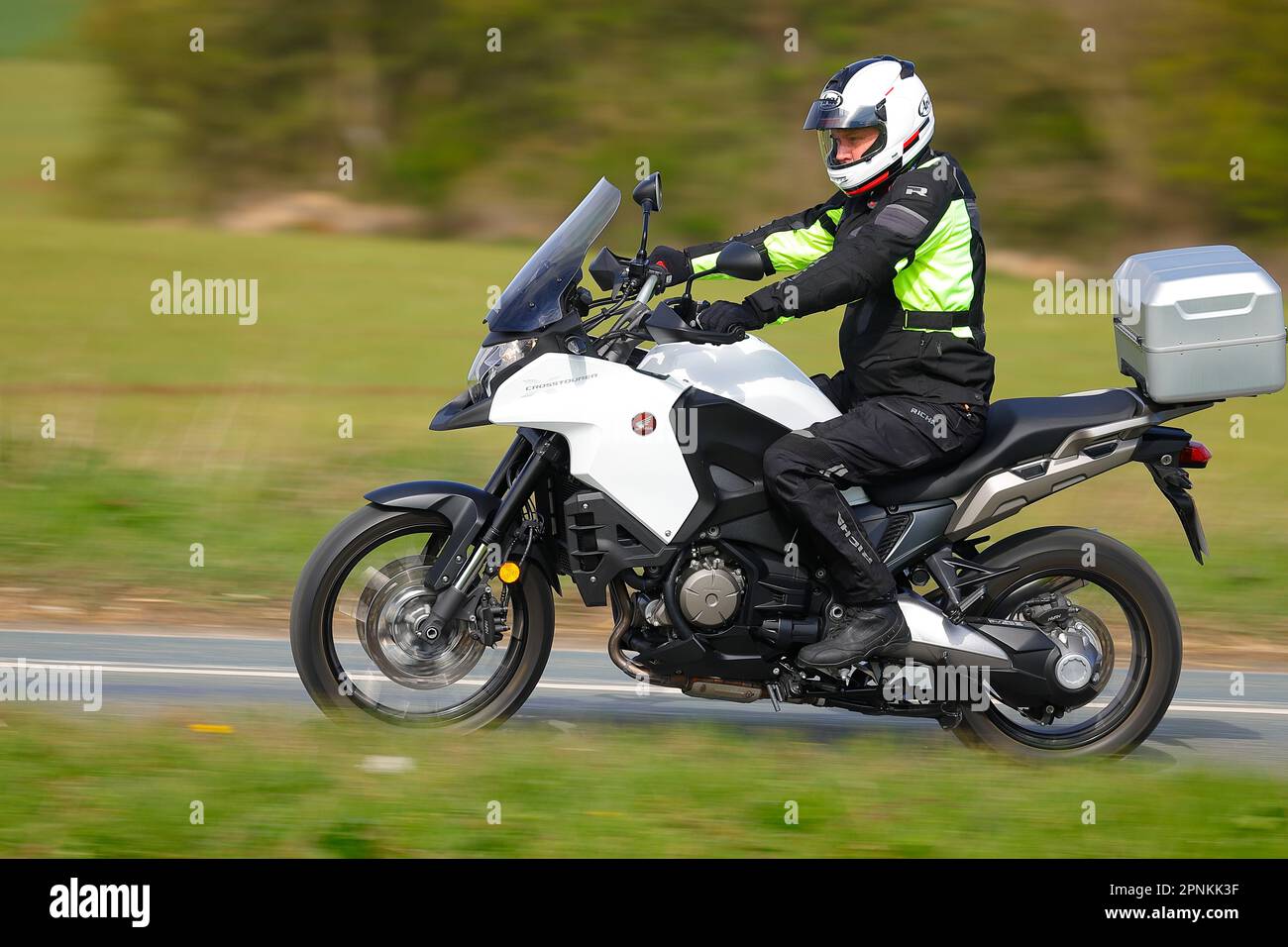 Le motocycliste se rend au Squires Cafe Bar sur le B1222 à Newthorpe près de Sherburn-in-Elmet, North Yorkshire, Royaume-Uni Banque D'Images