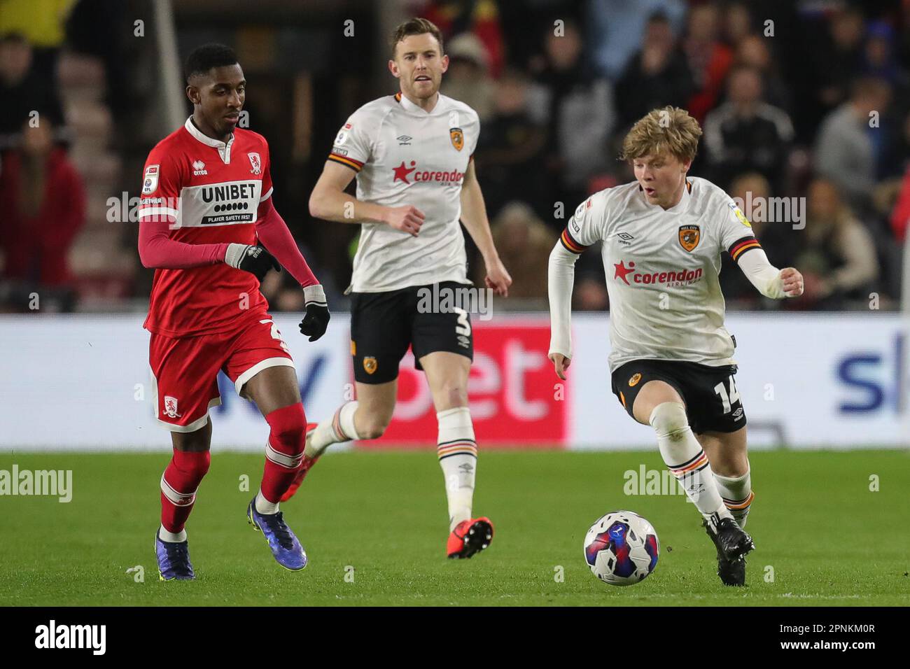 Middlesbrough, Royaume-Uni. 19th avril 2023. Harry Vaughan #14 de Hull City sur le ballon pendant le match de championnat de Sky Bet Middlesbrough vs Hull City au stade Riverside, Middlesbrough, Royaume-Uni, 19th avril 2023 (photo de James Heaton/News Images) à Middlesbrough, Royaume-Uni, le 4/19/2023. (Photo de James Heaton/News Images/Sipa USA) crédit: SIPA USA/Alay Live News Banque D'Images