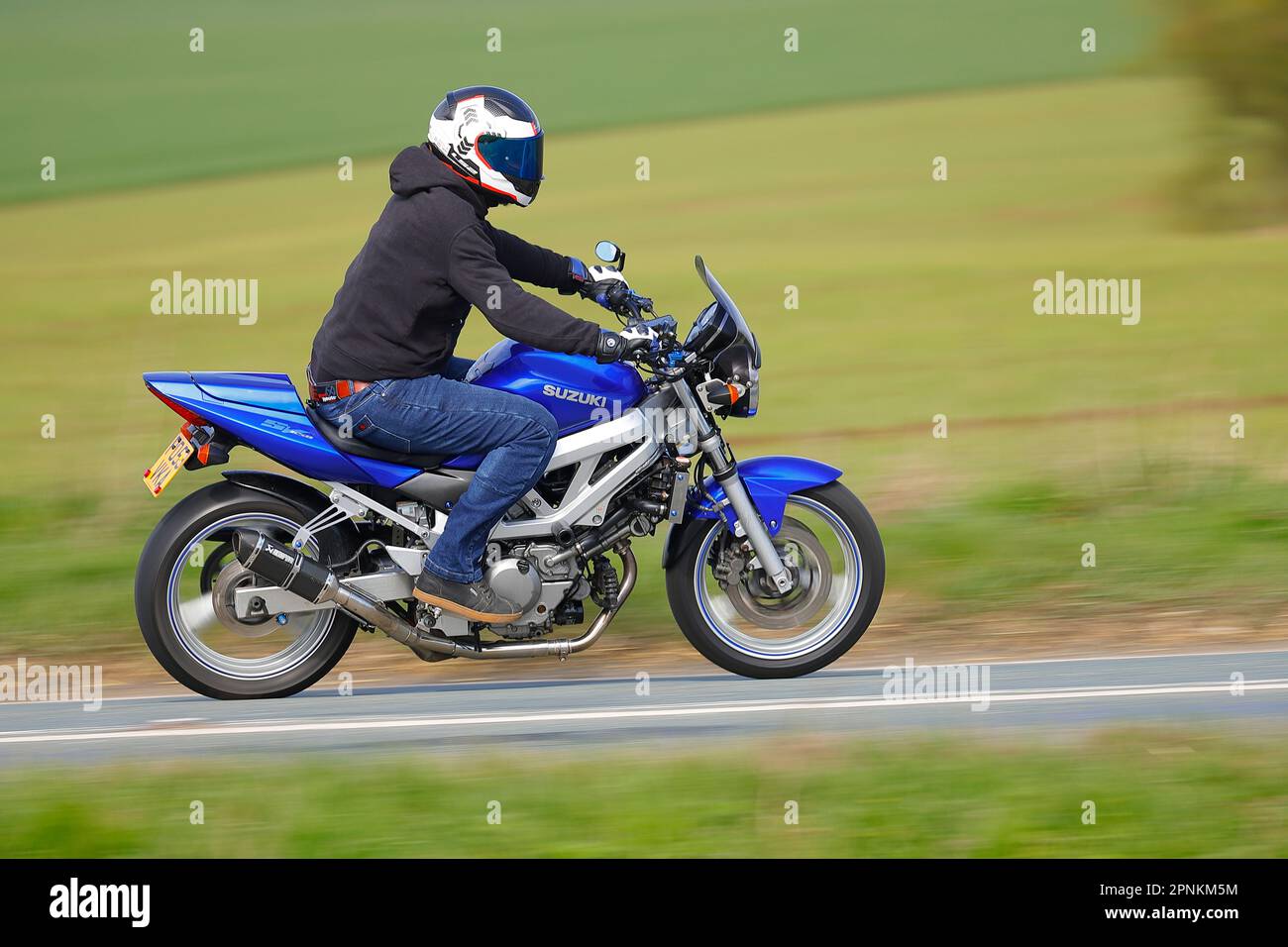 Le motocycliste se rend au Squires Cafe Bar sur le B1222 à Newthorpe près de Sherburn-in-Elmet, North Yorkshire, Royaume-Uni Banque D'Images