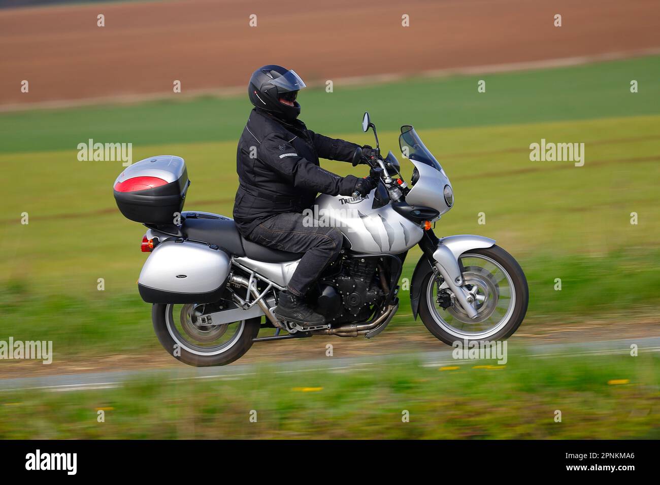 Le motocycliste se rend au Squires Cafe Bar sur le B1222 à Newthorpe près de Sherburn-in-Elmet, North Yorkshire, Royaume-Uni Banque D'Images