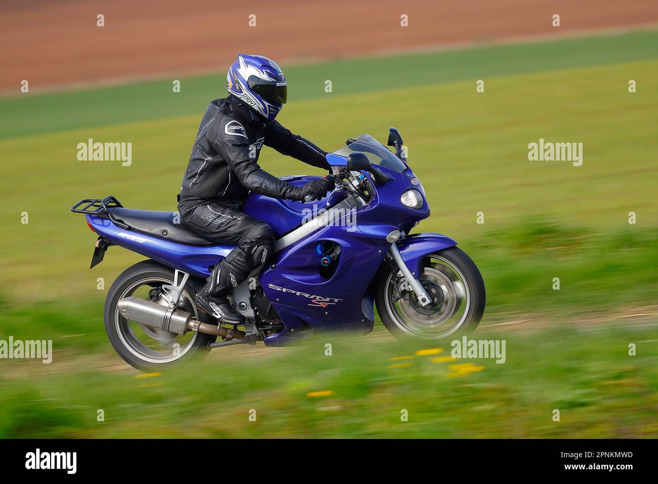 Le motocycliste se rend au Squires Cafe Bar sur le B1222 à Newthorpe près de Sherburn-in-Elmet, North Yorkshire, Royaume-Uni Banque D'Images