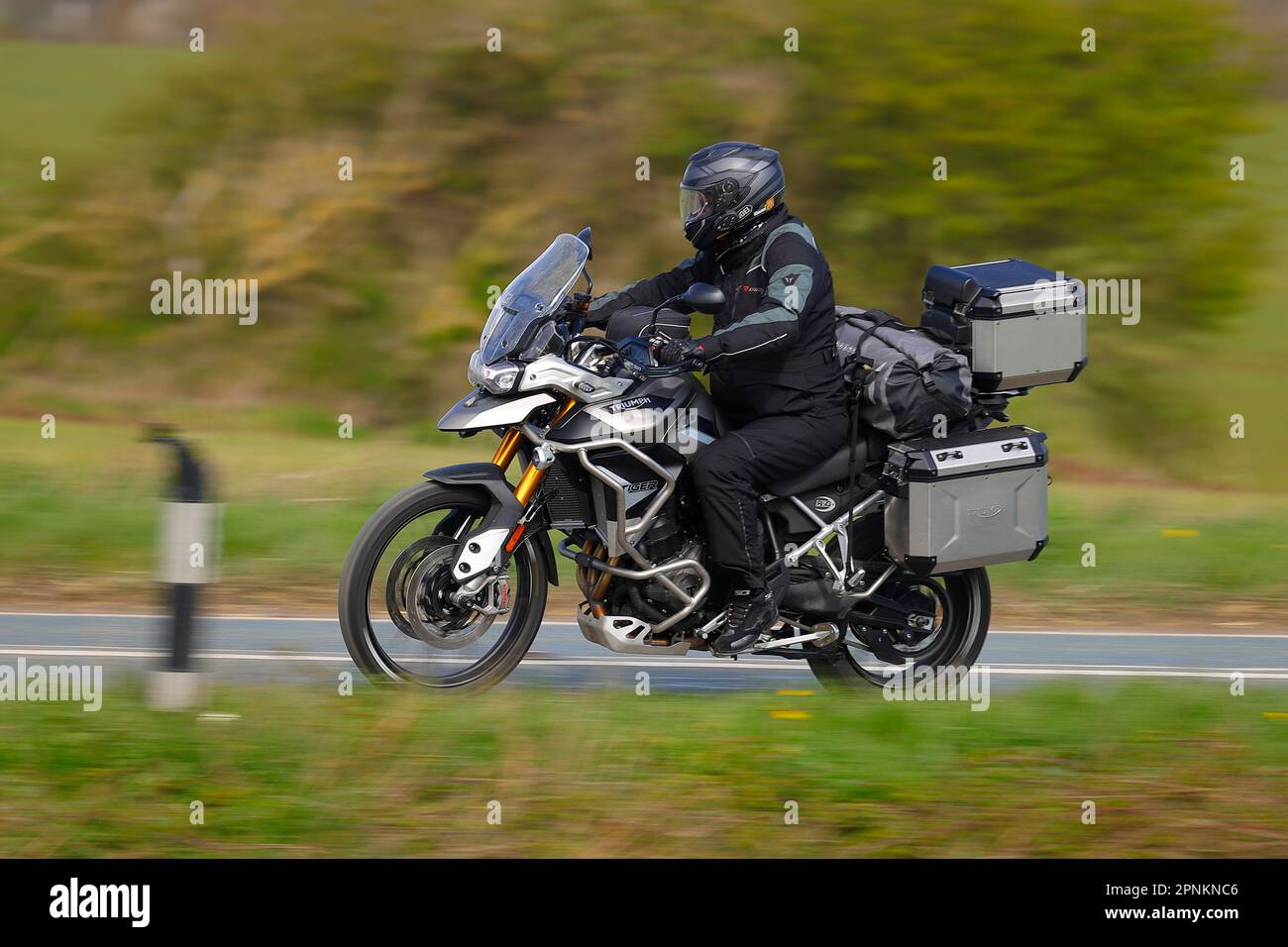 Le motocycliste se rend au Squires Cafe Bar sur le B1222 à Newthorpe près de Sherburn-in-Elmet, North Yorkshire, Royaume-Uni Banque D'Images