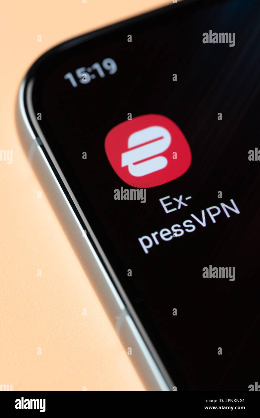 New york, États-Unis - 18 avril 2023 : icône de l'application ExpressVPN sur l'écran du smartphone en gros plan Banque D'Images