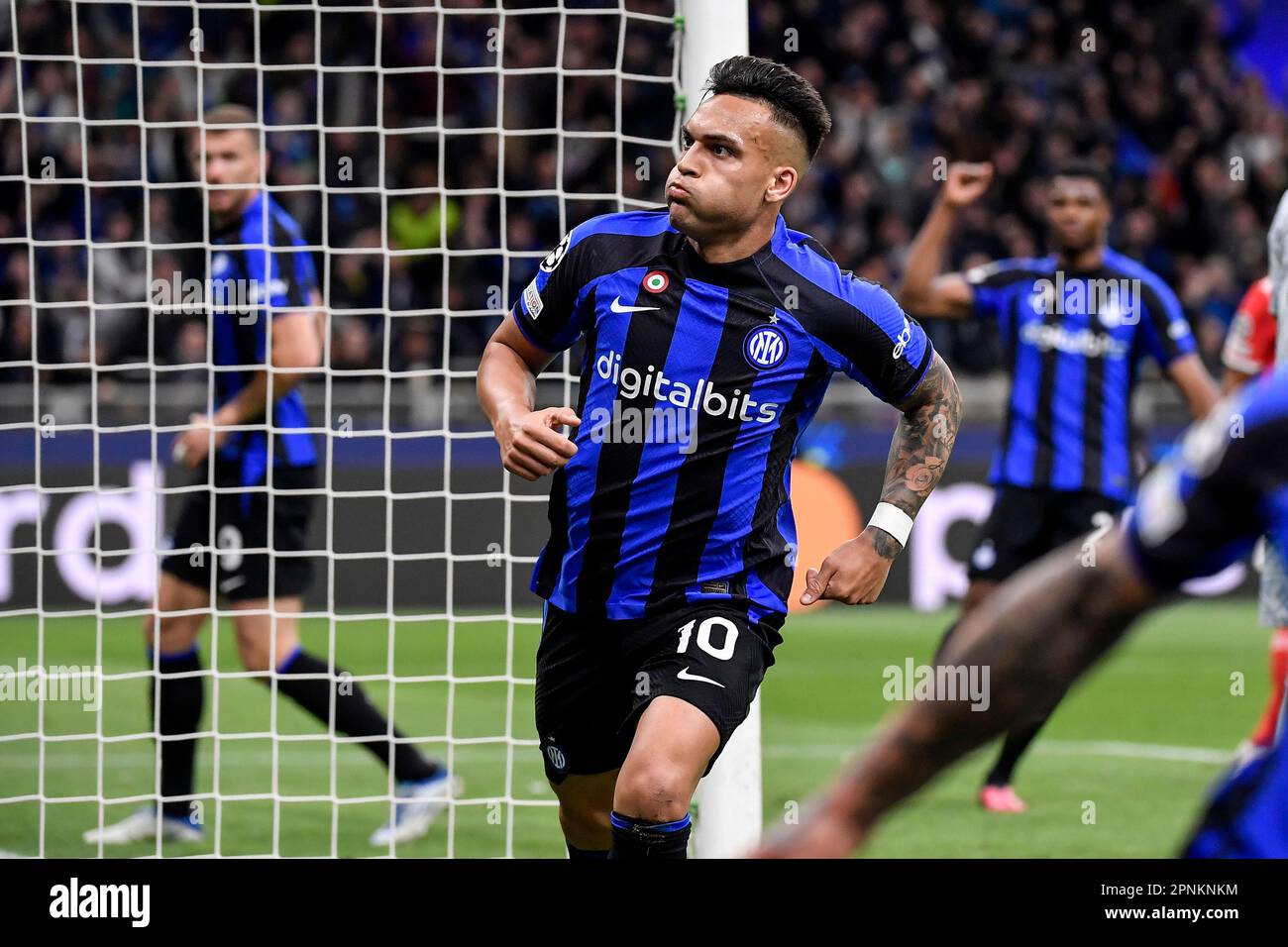 Milan, Italie. 19th avril 2023. Lautaro Martinez du FC Internazionale fête après avoir marqué le but de 2-1 lors du match de football de la Ligue des champions entre le FC Internazionale et le SL Benfica au stade San Siro de Milan (Italie), 19 avril 2023. Credit: Insidefoto di andrea staccioli/Alamy Live News Banque D'Images