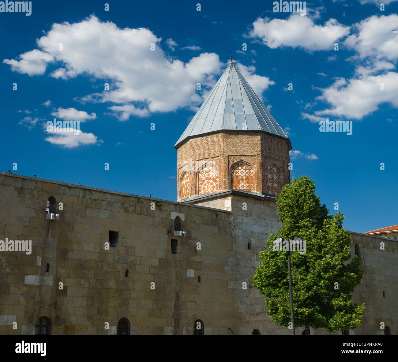 Double minaret Madrasah (turc; Çifte Minareli Medrese) à une journée d'été bien remplie. Double minaret Madrasah construit en 1271 dans le centre de Sivas Banque D'Images