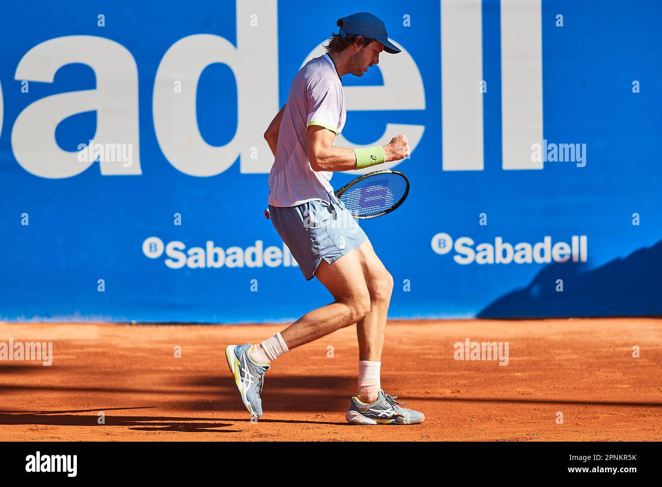 BARCELONE, ESPAGNE - AVRIL 19: .Nicolas Jarry du Chili pendant l'Open de Barcelone Banc Sabadell 70 Trofeo Conde Godo jeu contre Nicolas Jarry et Karen Jachanov au Real Club de Tenis Barcelone sur 19 avril 2023 à Barcelone, Espagne Banque D'Images