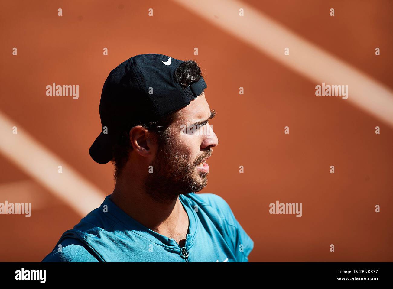 BARCELONE, ESPAGNE - AVRIL 19 : Karen Jachanov pendant le match de Barcelone de Banc Sabadell 70 Trofeo Conde Godo contre Nicolas Jarry et Karen Jachanov au Real Club de Tenis Barcelone sur 19 avril 2023 à Barcelone, Espagne Banque D'Images