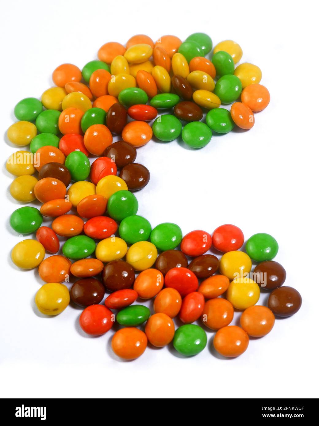 C police de Candys de sucre colorés sur un fond blanc Banque D'Images
