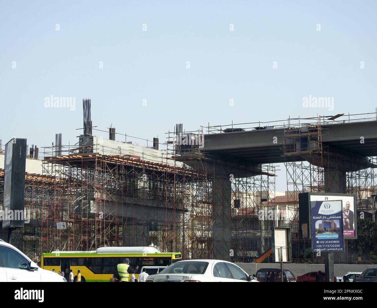 Le Caire, Egypte, 18 avril 2023: Le site monorail du Caire est en construction par la société Orascom avec les colonnes et les pistes dans la ville du Nouveau Caire, rapi Banque D'Images