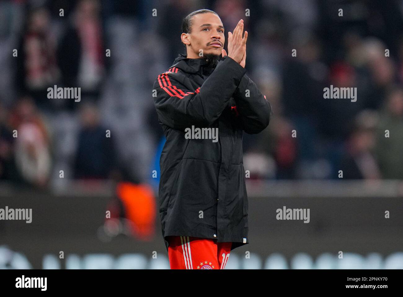 Munich, Allemagne. 19th avril 2023. MUNICH, ALLEMAGNE - AVRIL 19 : Leroy Sane du FC Bayern Munchen applaudit aux fans après le quart-finale de la Ligue des champions de l'UEFA second Leg match entre le FC Bayern Munchen et Manchester City à l'Allianz Arena on 19 avril 2023 à Munich, Allemagne (photo de René Nijhuis/Orange Pictures) crédit : Orange pics BV/Alay Live News Banque D'Images