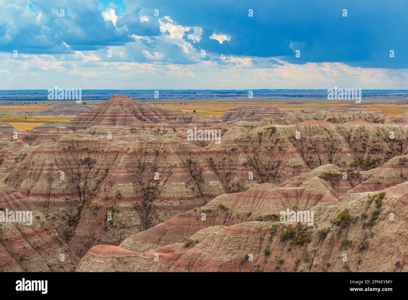 Parc national des Badlands avec orage au coucher du soleil, Dakota du Sud, États-Unis. Banque D'Images