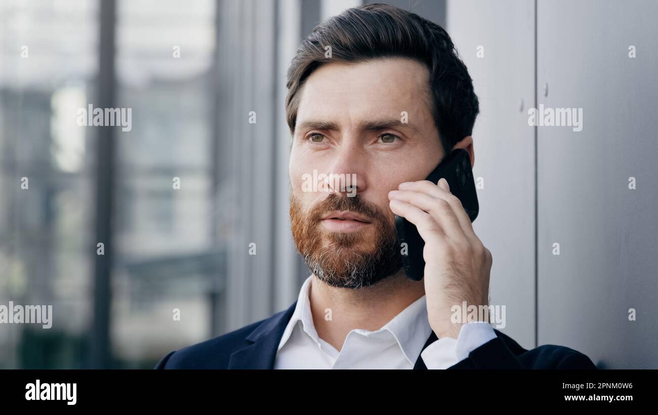 Portrait homme sérieux parlant sur téléphone mobile répondre à un appel d'affaires homme d'affaires réussi professionnel Manager agent consultant communiquer à distance Banque D'Images