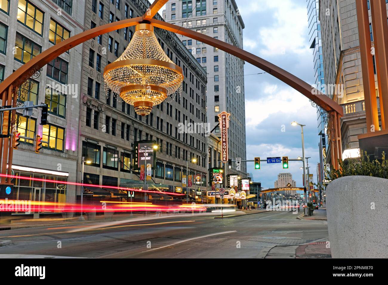 Crépuscule le long de l'avenue Euclid dans le quartier théâtre de Playhouse Square à Cleveland, Ohio, Etats-Unis sur 27 février 2023. Le lustre extérieur géant, le plus grand lustre extérieur des États-Unis, survole l'intersection de l'avenue Euclid et de la rue East 14th. Le quartier des théâtres est le deuxième plus grand centre des arts de la scène aux États-Unis. Banque D'Images