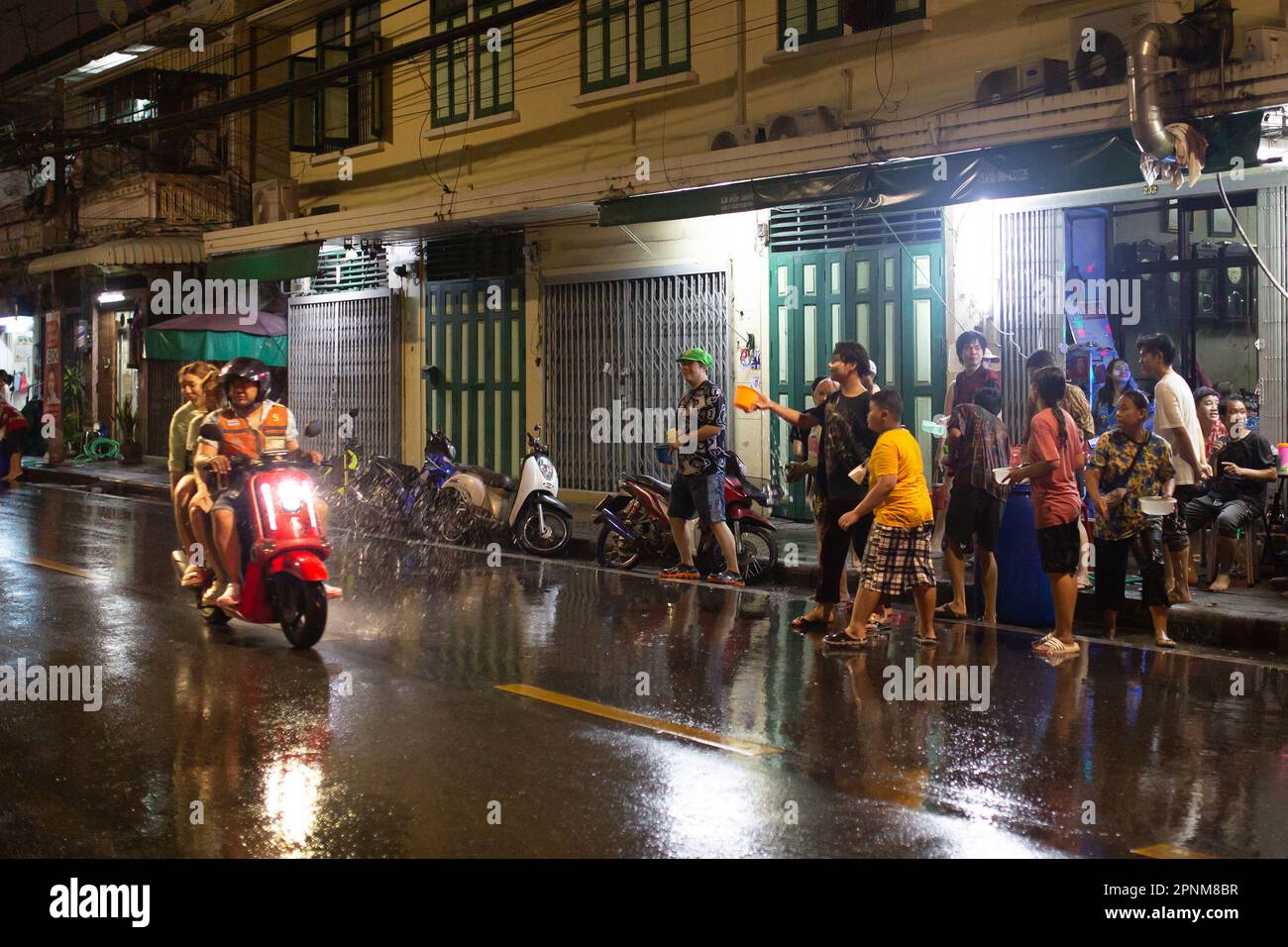 Bangkok, Thaïlande - 15 avril 2023 : un groupe de personnes non identifiées appréciant Songkran dans les rues de Bangkok, Thaïlande. Banque D'Images