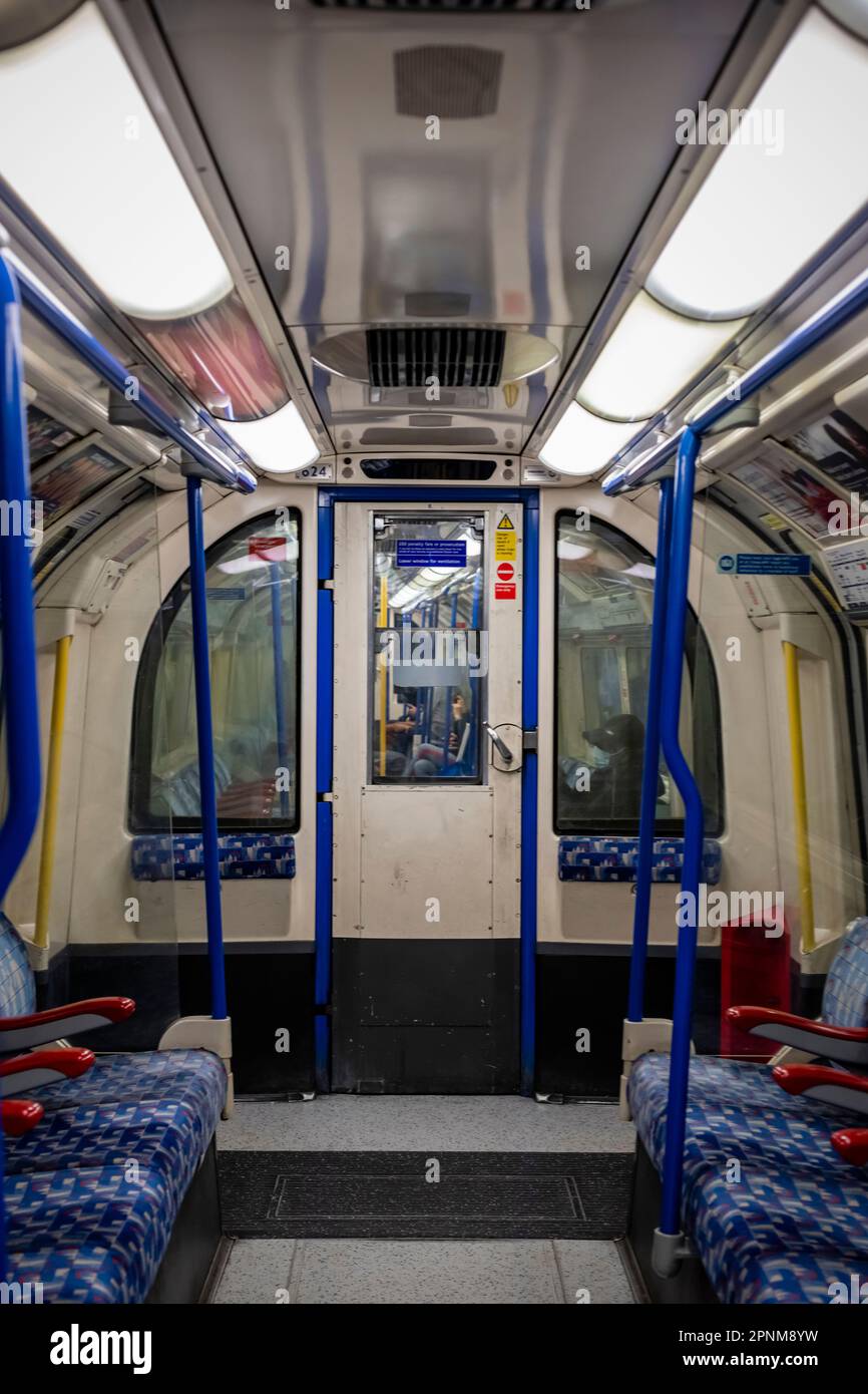 À l'intérieur du métro de Londres Picadilly ligne verticale entre les gares Banque D'Images