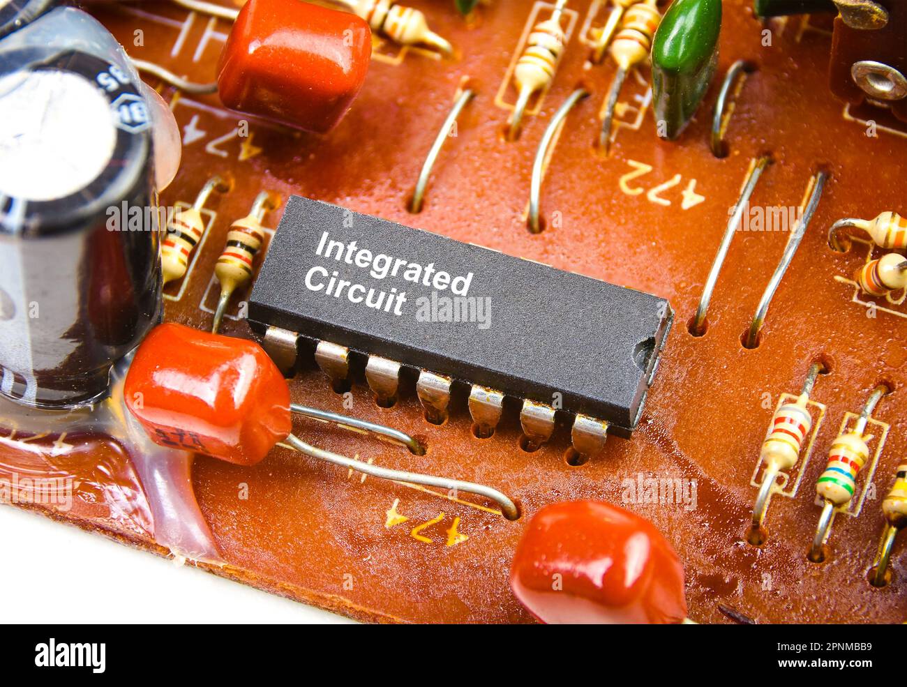 Macro de gros plan du circuit intégré IC sur la carte de circuit électronique, concept de pièce électronique. Banque D'Images