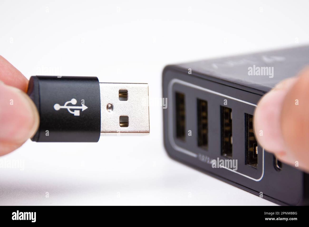 USB Un câble de chargement se branche sur un chargeur de téléphone portable multiport. Banque D'Images