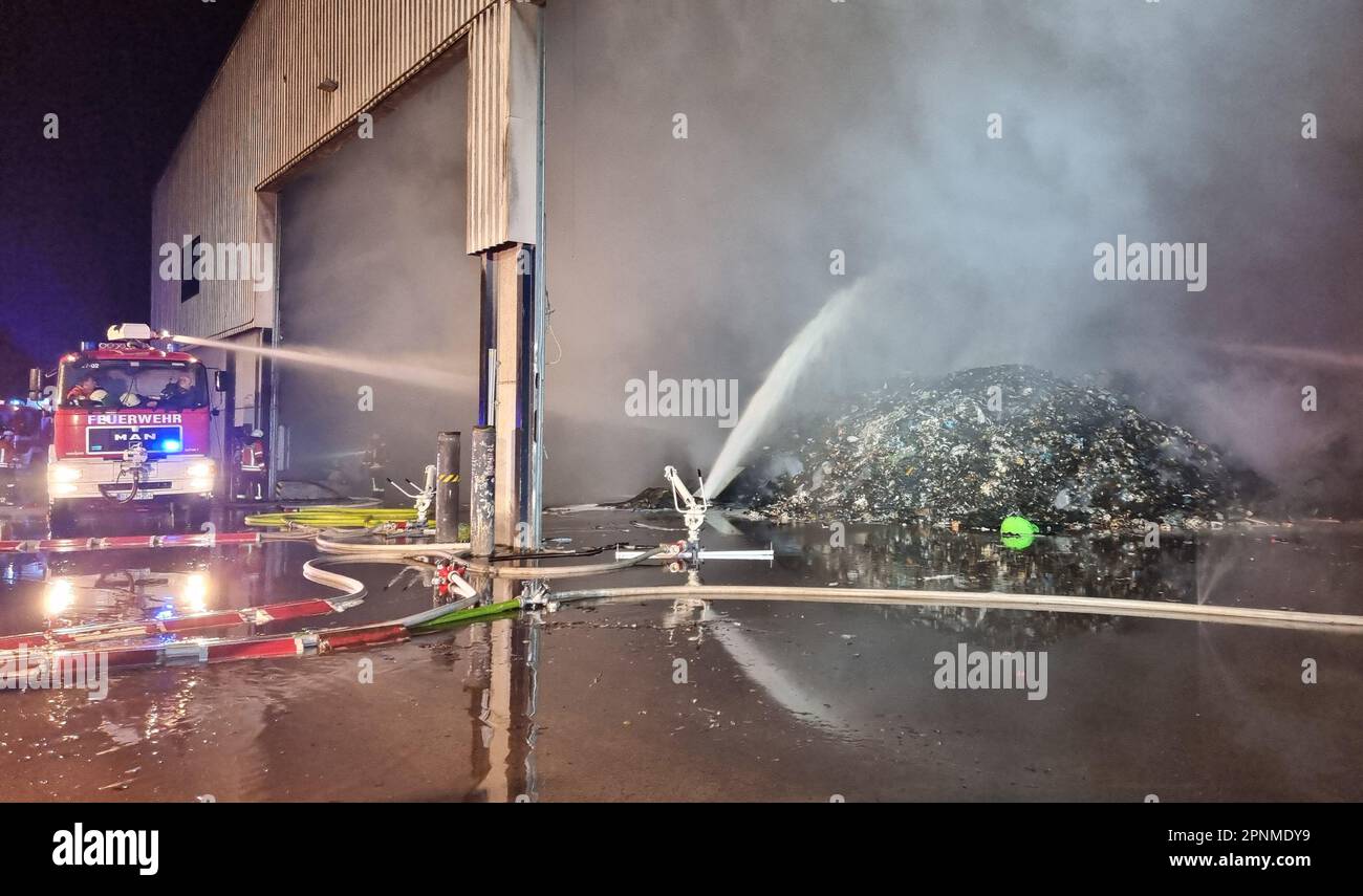 Brunswick, Allemagne. 19th avril 2023. Les pompiers éteignent les restes d'un incendie dans une salle. Un incendie important a éclaté mercredi dans l'entrepôt d'une entreprise de recyclage à Braunschweig. Selon la police, un grand nombre de pompiers étaient sur place. Comme le centre de recyclage est situé à l'extérieur de la ville, il n'y a pas de bâtiments résidentiels à proximité. Crédit : -/dpa/Alay Live News Banque D'Images