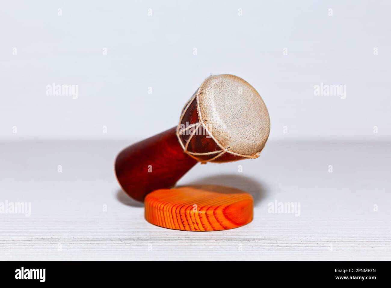 Tambour Djembe africain . Tambour souvenir d'Afrique Banque D'Images