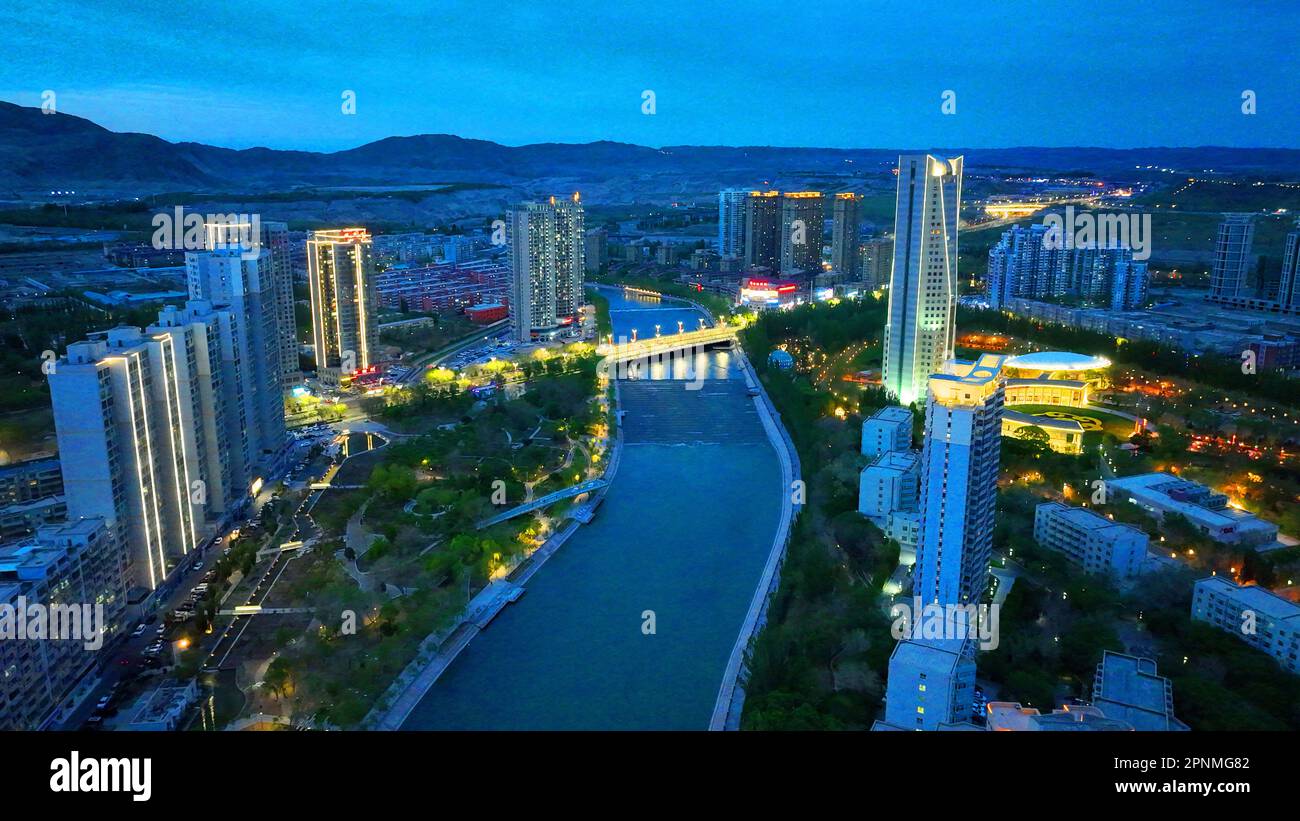 KORLA, CHINE - 19 AVRIL 2023 - vue nocturne de la ville de Korla après la  pluie dans