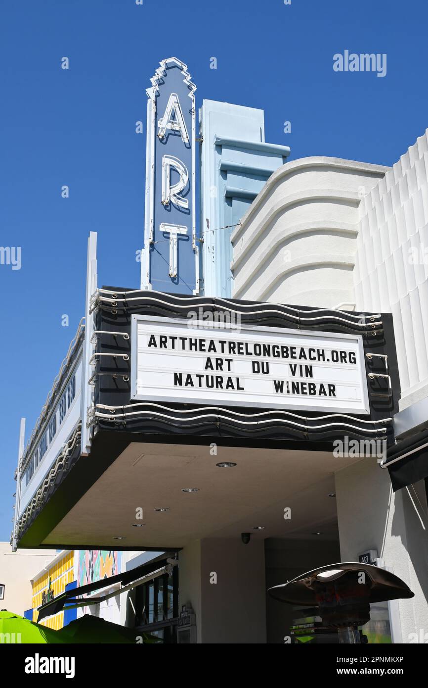 LONG BEACH, CALIFORNIE - 19 avril 2023 : le théâtre d'art sur 4th rues Retro Row, dans un théâtre restauré de 1920s avec un bar à vin et à café avec projection de l'indep Banque D'Images