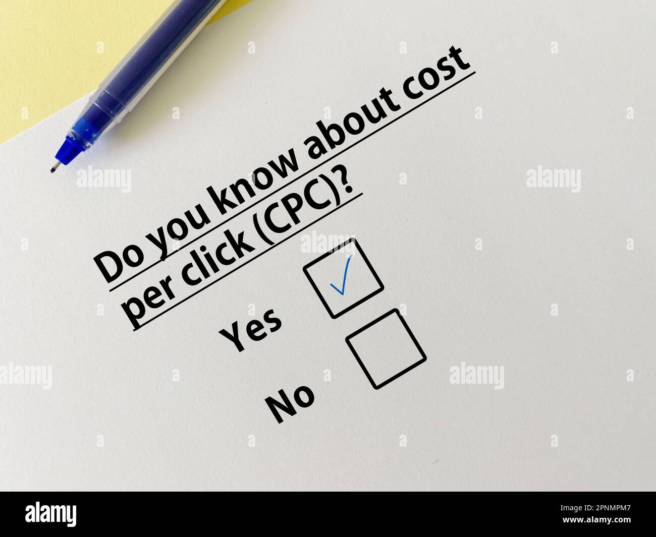 Une personne répond à une question sur la publicité. Il connaît le coût par clic (CPC) Banque D'Images