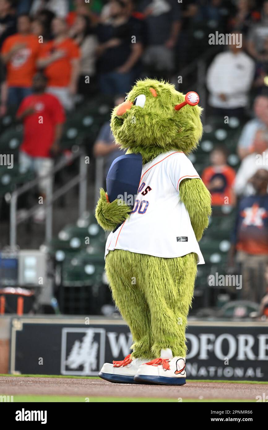 Orbit de la mascotte des Astros de Houston pendant l'hymne national avant le match de la MLB entre les Blue Jays de Toronto et les Astros de Houston, mardi, 18 avril, Banque D'Images
