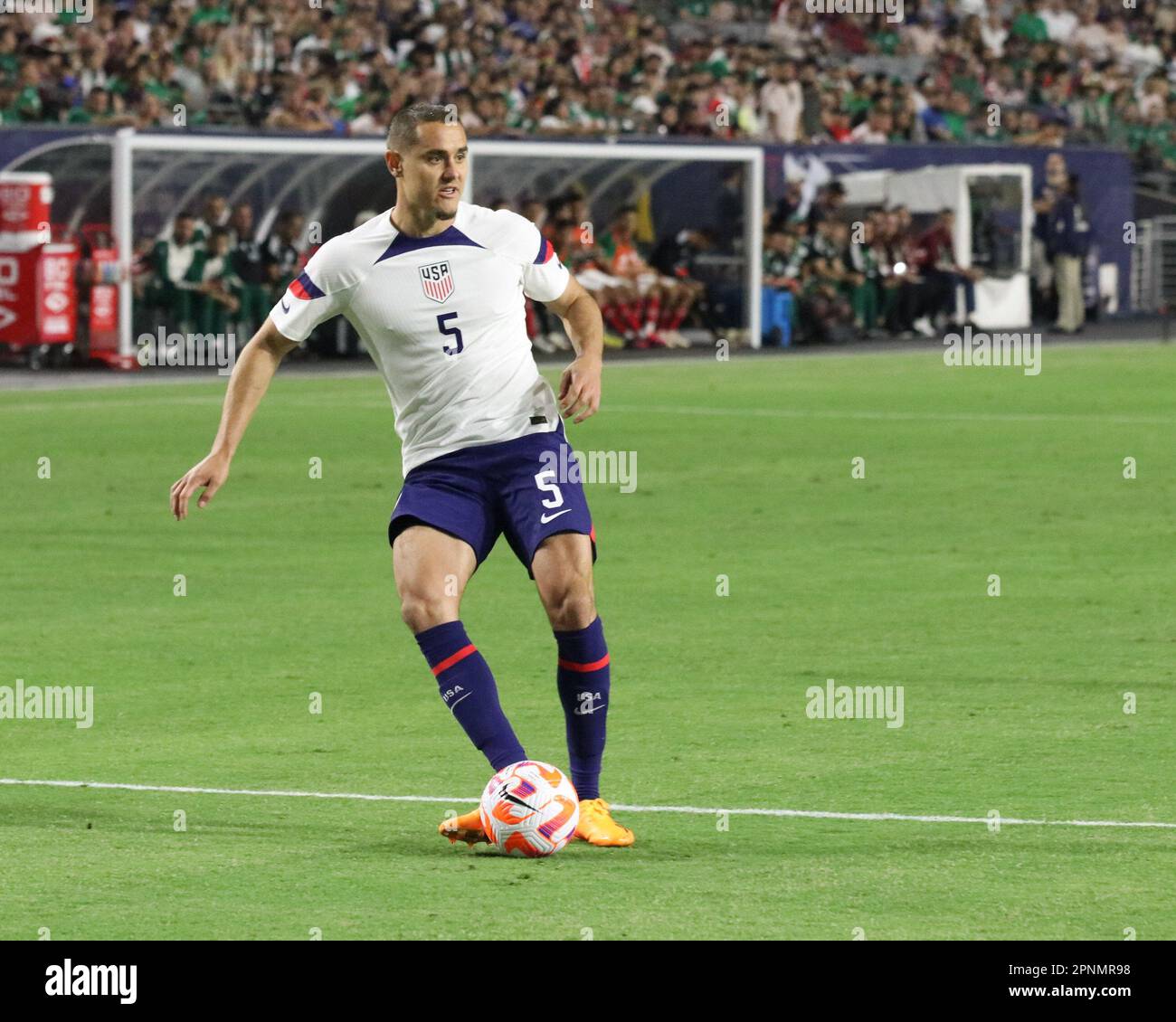 Phoenix, États-Unis. 19th avril 2023. Phoenix, Arizona, 19 avril 2023: Aaron long (#5 USMNT) en action pendant le match international de football amical entre le Mexique et les États-Unis au stade de ferme d'État à Phoenix, Arizona. (Edwin Rodriguez/SPP) crédit: SPP Sport presse photo. /Alamy Live News Banque D'Images