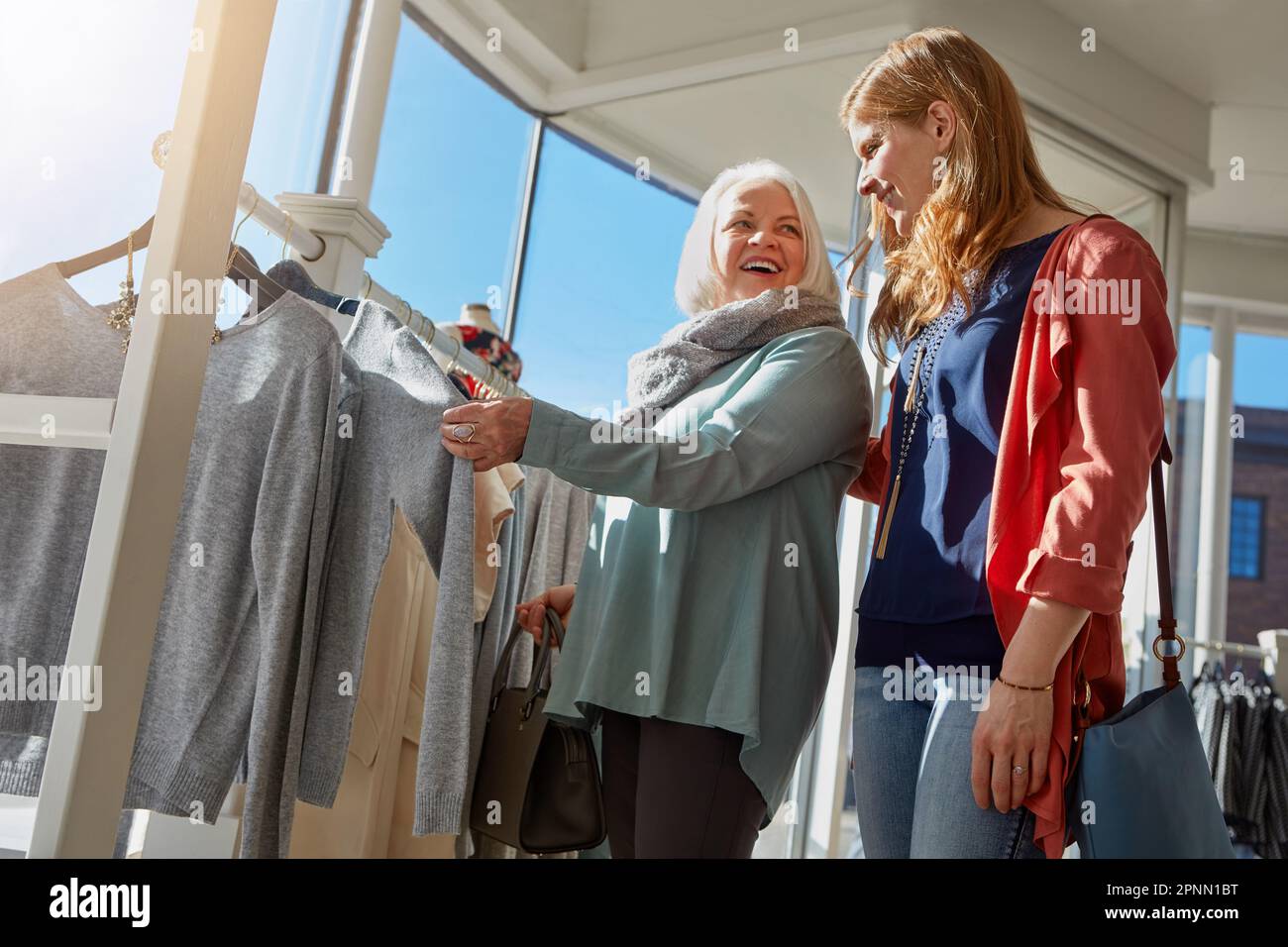 Choisissez la tenue parfaite pour maman. une mère et une fille