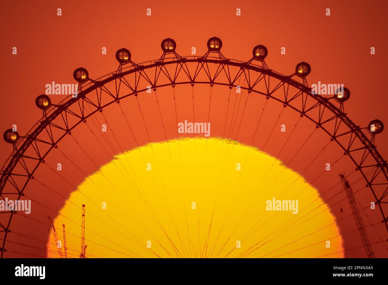 Londres, Royaume-Uni. 19th avril 2023. Météo au Royaume-Uni : le soleil du soir se couche derrière la roue London Eye, vue depuis le sommet de Greenwich Park. Credit: Guy Corbishley/Alamy Live News Banque D'Images