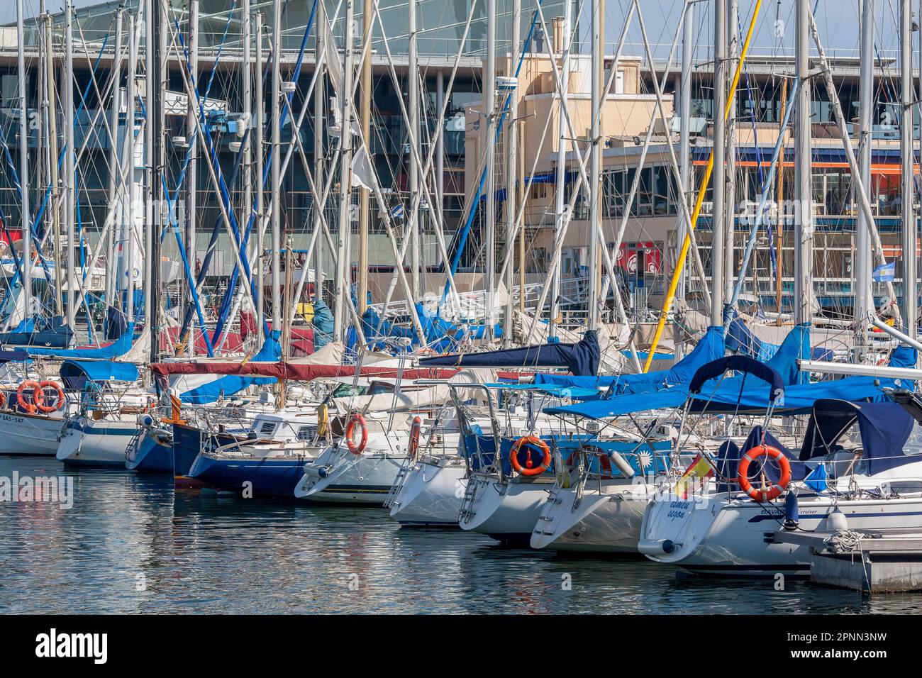 Yachts et voiliers amarrés dans le vieux port de Barcelone Catalunya Espagne Banque D'Images