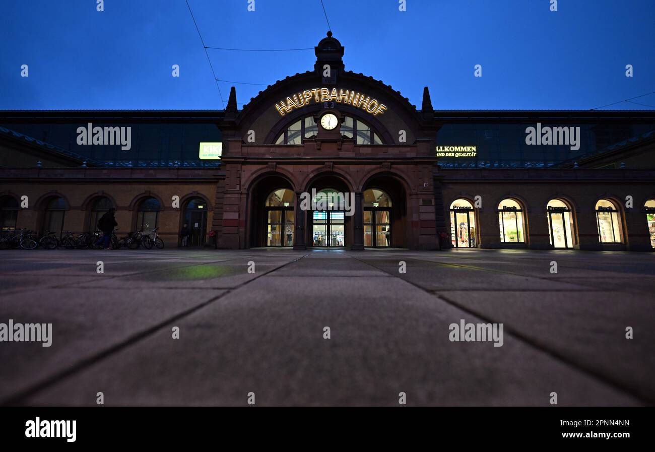 Erfurt, Allemagne. 20th avril 2023. La piste vide de la gare principale d'Erfurt. Les navetteurs et les voyageurs devront une fois de plus se préparer à des restrictions de grande envergure sur les services interurbains et régionaux exploités par la Deutsche Bahn et d'autres compagnies de transport sur 21 avril. Le Syndicat des chemins de fer et des transports (EVG) a appelé à des grèves d'avertissement dans le conflit salarial en cours dans l'industrie ferroviaire. Credit: Martin Schutt/dpa/Alay Live News Banque D'Images